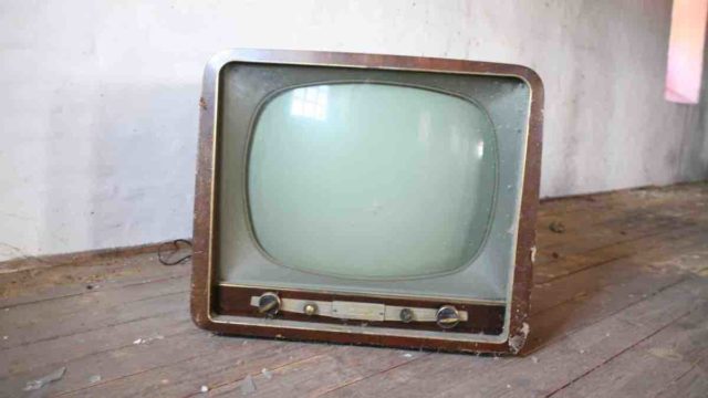 古いテレビを捨てる