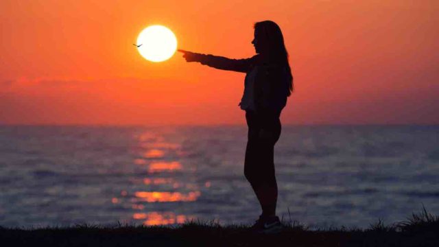 woman-sunset-sea